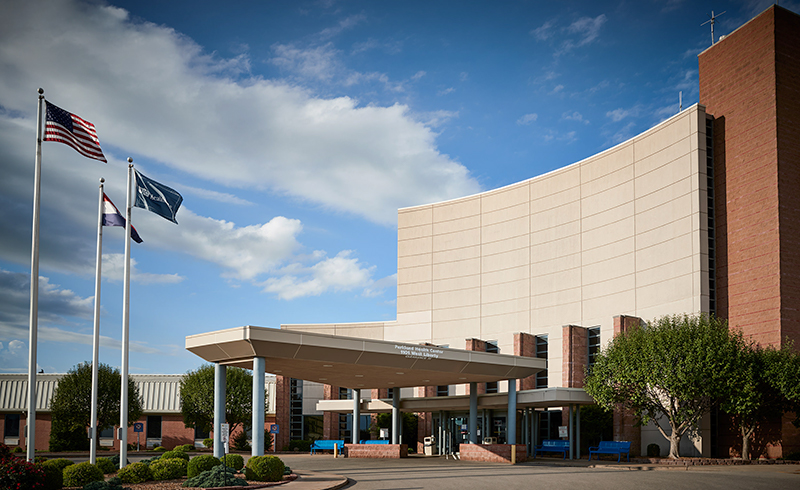 picture of front entrance of parkland hospital
